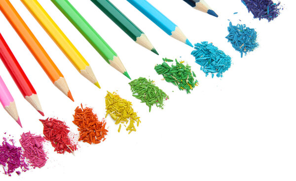 Цветные карандаши с заточки стружки изолированы на белом
