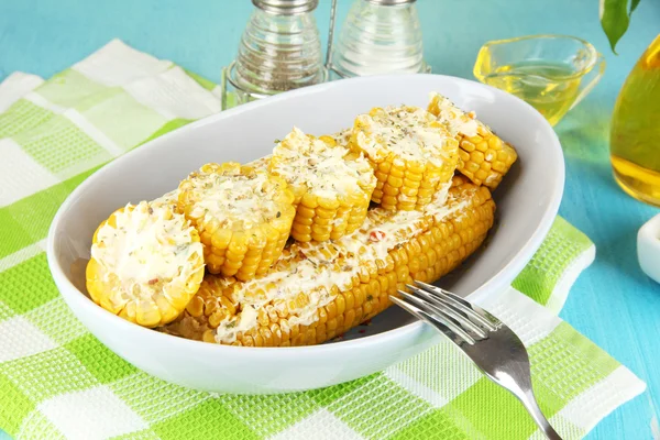 Smaksatt kokt majs på plattan på träbord närbild — Stockfoto