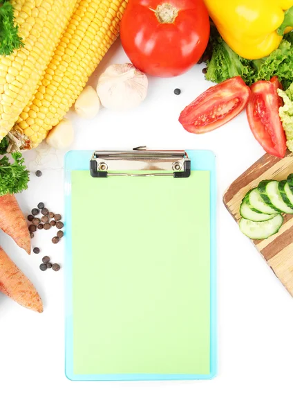 Färska grönsaker och kryddor och papper för anteckningar, isolerad på vit — Stockfoto