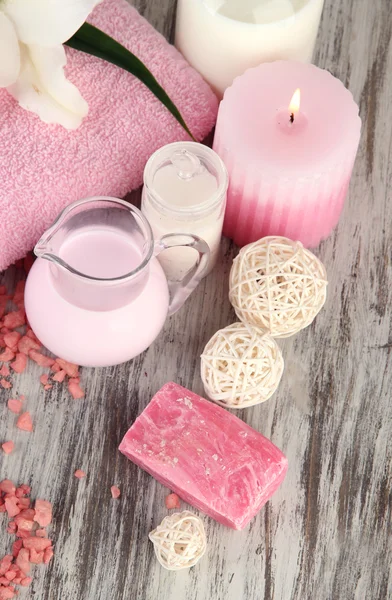 Beautiful spa setting with lily on wooden table close-up — Stock Photo, Image