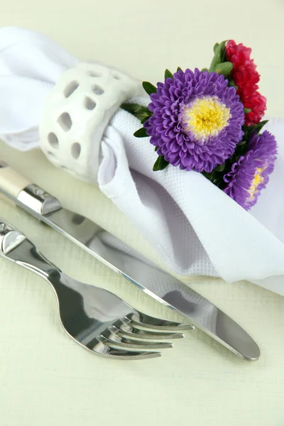 Table de salle à manger festive avec des fleurs isolées sur blanc — Photo