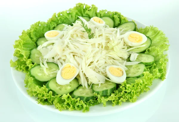 Deliziosa insalata con uova, cavoli e cetrioli, isolata su bianco — Foto Stock