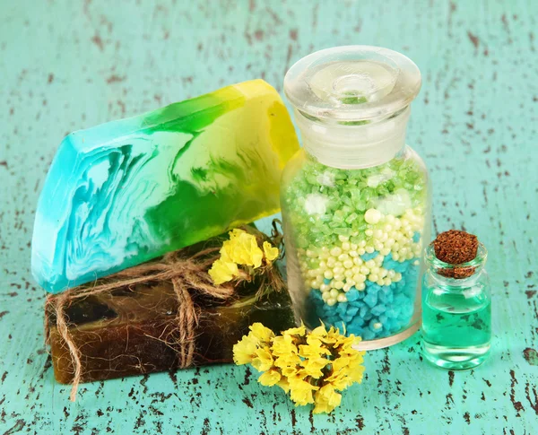 Met de hand gemaakt zeep met zee zout op houten tafel close-up — Stockfoto