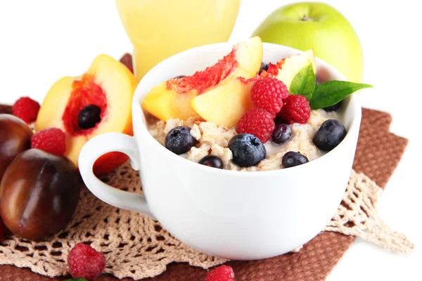 Harina de avena en taza con bayas en servilletas aisladas en blanco — Foto de Stock