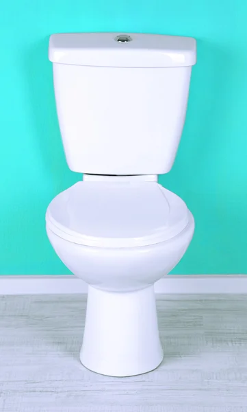 Witte toiletpot in een badkamer — Stockfoto