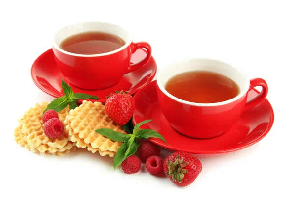 Tazas de té con galletas y bayas aisladas en blanco — Foto de Stock