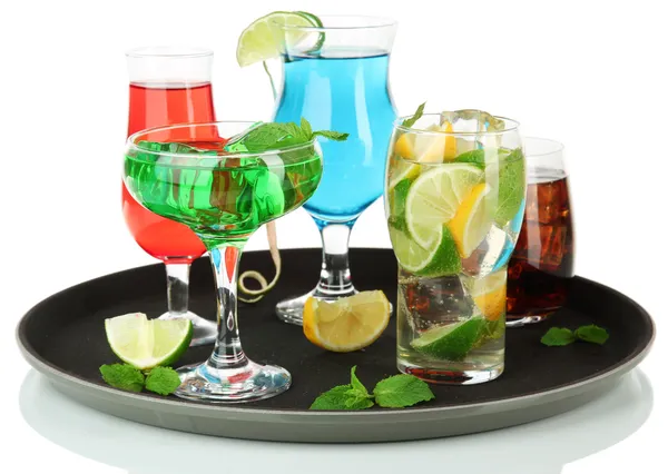 Många glas av cocktails på bricka, isolerad på vit — Stockfoto
