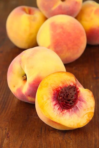 Ripe sweet peaches, on wooden background — Stock Photo, Image