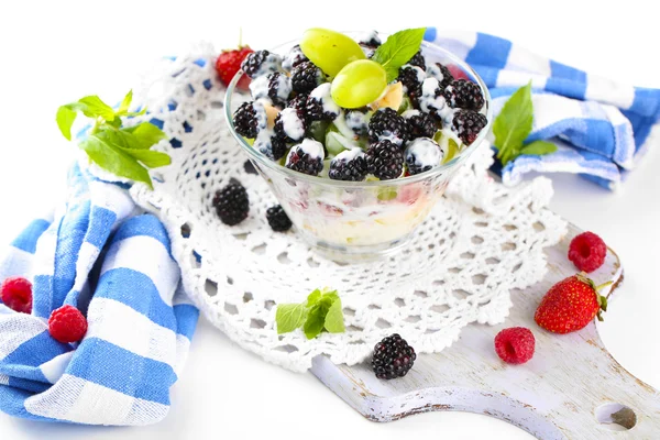 Salad buah dalam mangkuk kaca, diisolasi pada putih — Stok Foto