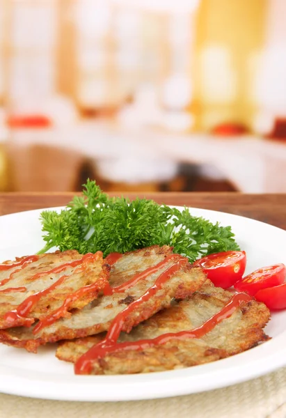 Panqueques de papa en plato, sobre fondo brillante — Foto de Stock