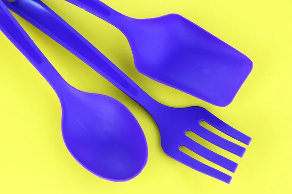 Utensili da cucina in plastica su sfondo giallo — Foto Stock