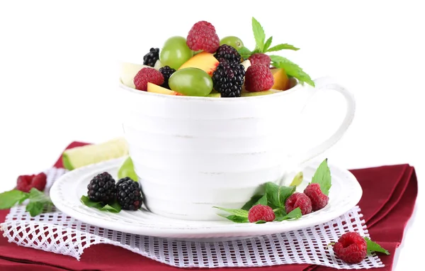 Fruktsallad i cup på servett isolerad på vit — Stockfoto