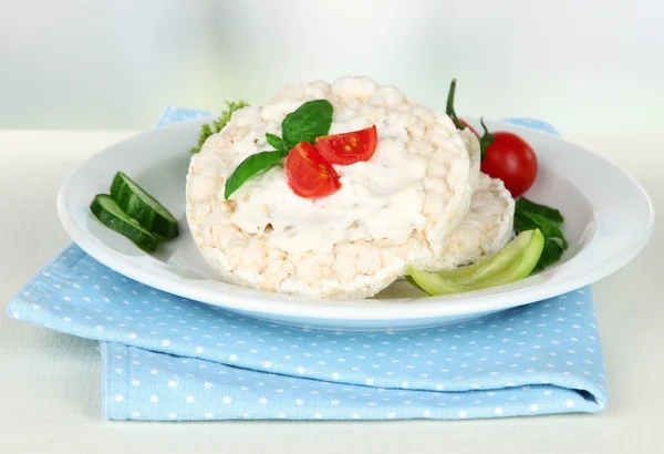 Smakelijke crispbreads met groenten op witte tafel — Stockfoto