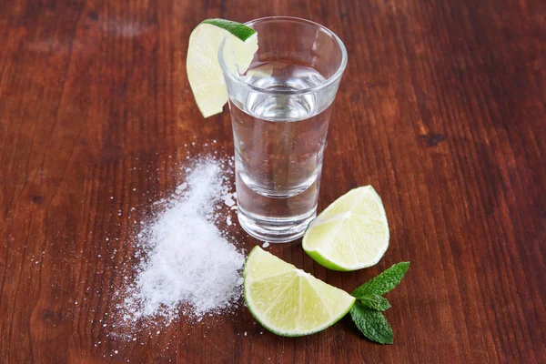Tequila em vidro sobre mesa de madeira close-up — Fotografia de Stock
