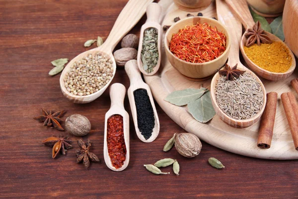 Különböző fűszerek és gyógynövények a fából készült asztal — Stock Fotó