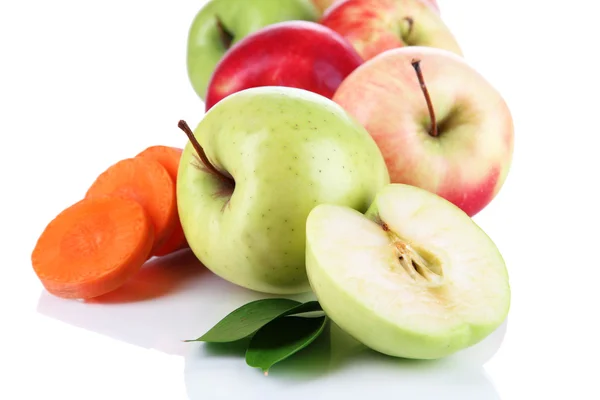 Manzanas dulces y zanahorias aisladas en blanco —  Fotos de Stock