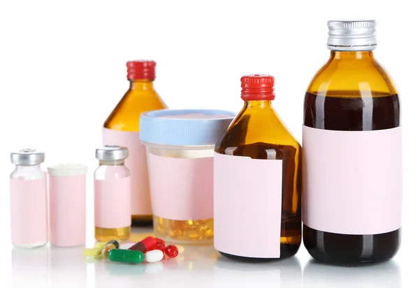 Comprimidos e frascos de medicamentos isolados em branco — Fotografia de Stock