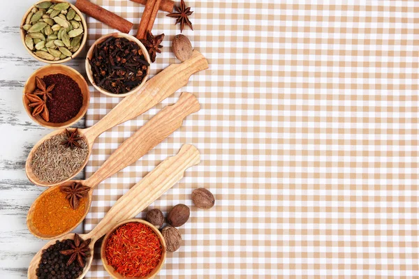 Verschillende kruiden en specerijen op tafel close-up — Stockfoto