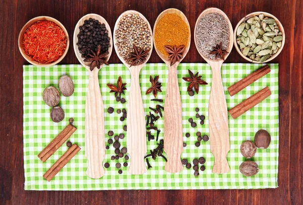 Verschillende kruiden en specerijen op tafel close-up — Stockfoto