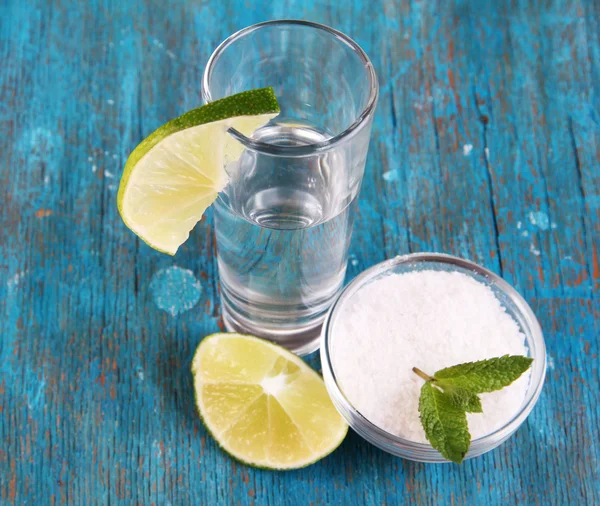 Tequila i glas på träbord närbild — Stockfoto