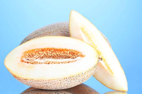 Melones maduros sobre fondo azul — Foto de Stock