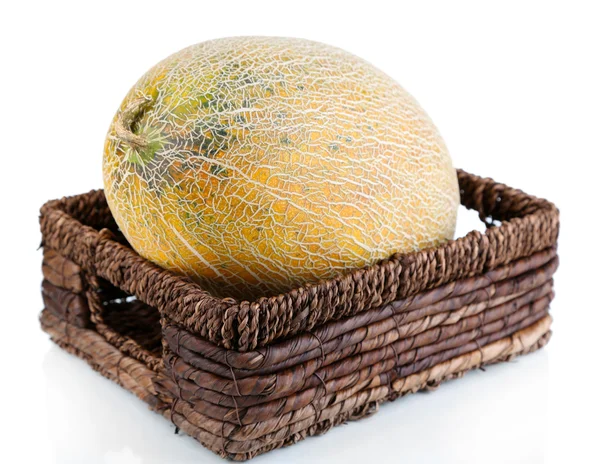 Mogen melon i korg isolerad på vit — Stockfoto