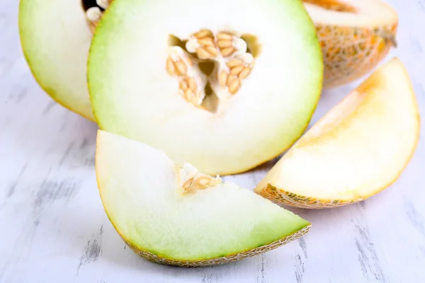 Reife Melonen auf Holztisch in Großaufnahme — Stockfoto