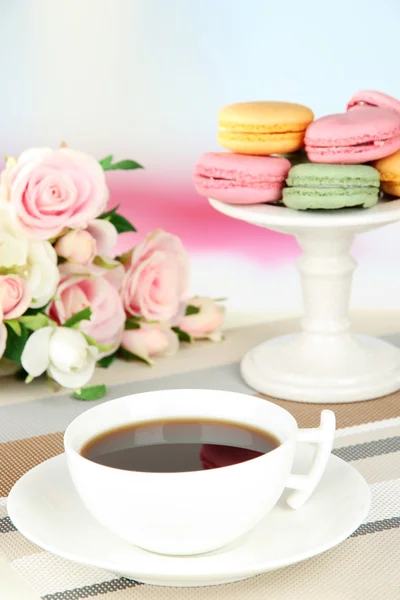 Kahve ve açık renkli tablo üzerinde macaroons — Stok fotoğraf