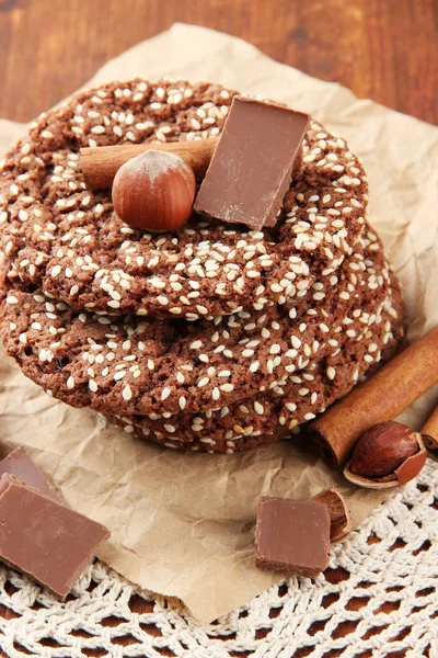 Zelfgemaakte koekjes met sesamzaad, chocolade, op servet, op houten achtergrond — Stockfoto