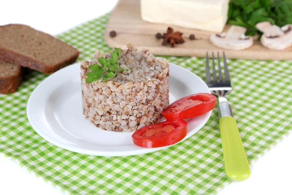 Grano saraceno in piatto con pane e verdure primo piano — Foto Stock
