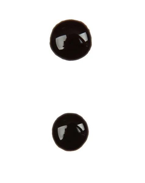 Marca de pontuação feita a partir de xarope de chocolate, isolada sobre branco — Fotografia de Stock