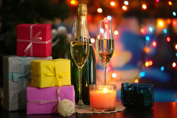 Lunettes de champagne et cadeaux sur fond lumineux — Photo