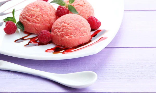 Delicioso helado en plato en primer plano de la mesa — Foto de Stock