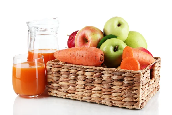 Süße Äpfel, Saft und Karotten isoliert auf weiß — Stockfoto