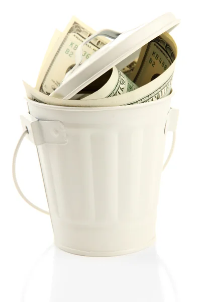Geld im Mülleimer, isoliert auf weißem Grund — Stockfoto