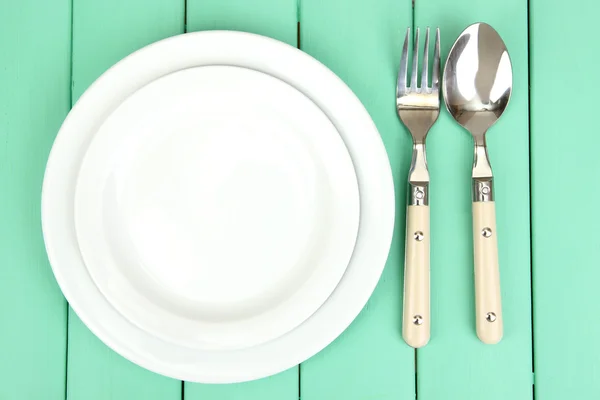 Plate and cutlery on wooden table close-up — Stok fotoğraf