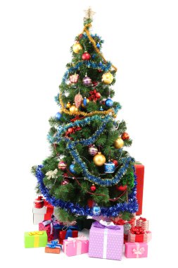 beyaz izole hediyeler ile dekore edilmiş Noel ağacı