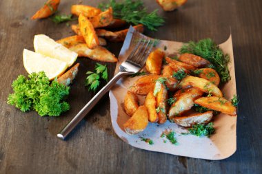 ahşap masa üzerinde izleme kağıt üzerinde ev patates