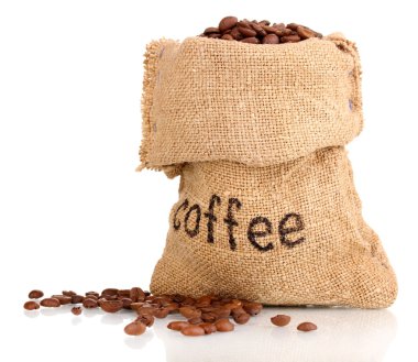 Kahve çekirdekleri beyaz torbaya izole edilmiş.