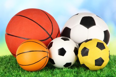 parlak zemin üzerine yeşil çimenlerin üzerinde spor top