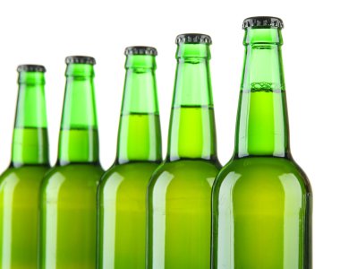 Beyazlar üzerinde izole bira şişeleri