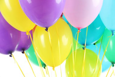 Beyaz üzerinde izole edilmiş renkli balonlar