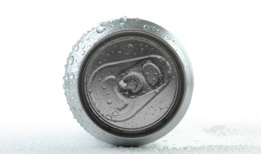 metal kutu bira, üzerinde beyaz izole