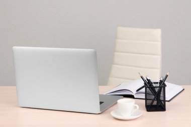 Bilgisayarlı ofis işyeri, kapat