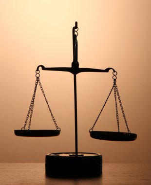 Adaletin kahverengi zemin üzerine altın terazisi