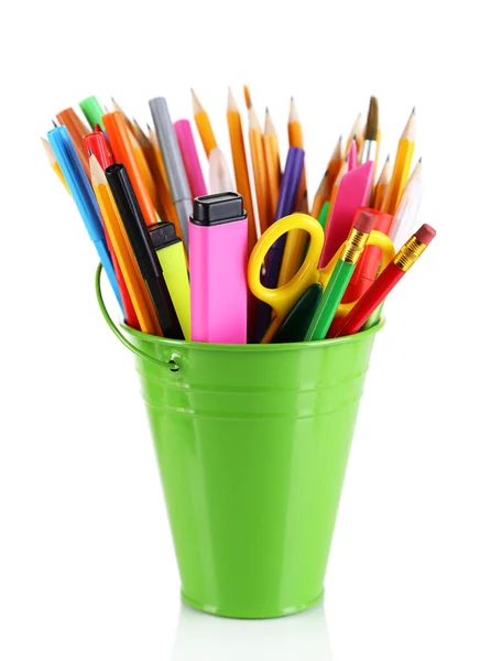 彩色铅笔和其他的艺术用品在桶上白色隔离 — 图库照片