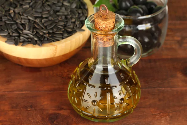Olivenöl kleine Karaffe auf grünem Hintergrund Nahaufnahme — Stockfoto
