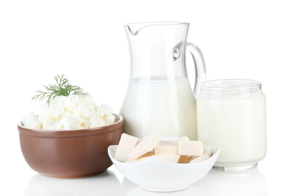 Свежие молочные продукты, изолированные на белом — стоковое фото