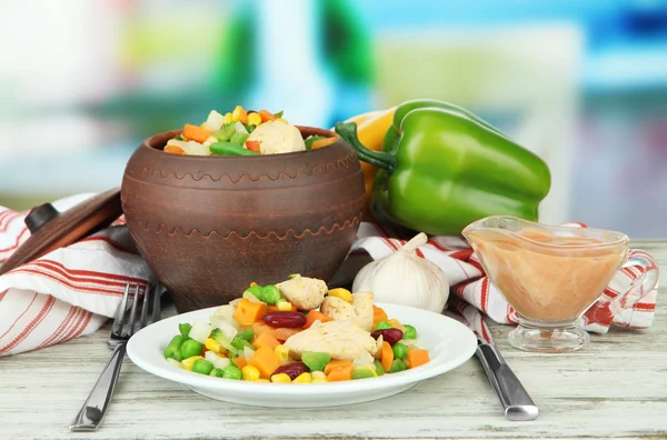 Bakade blandade grönsaker med kycklingfilé i gryta, på ljus bakgrund — Stockfoto
