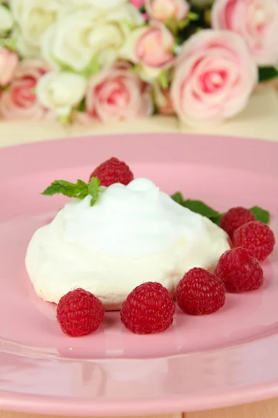 Leckerer Baiser-Kuchen mit Beeren auf Holztisch — Stockfoto